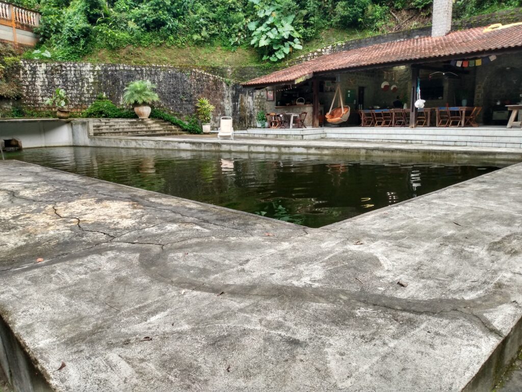 Terraluz é um espaço com cachoeira, pássaros, ambiente e comida boa.